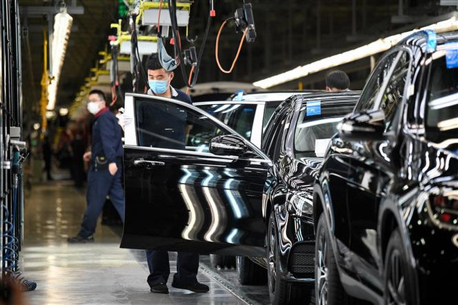 Công nhân làm việc tại một nhà máy của Mercedes-Benz ở Bắc Kinh (Trung Quốc). (Ảnh: AFP/TTXVN) Trung Quốc sẽ là động lực tăng trưởng chính của xe điện Mercedes-Benz ảnh 1