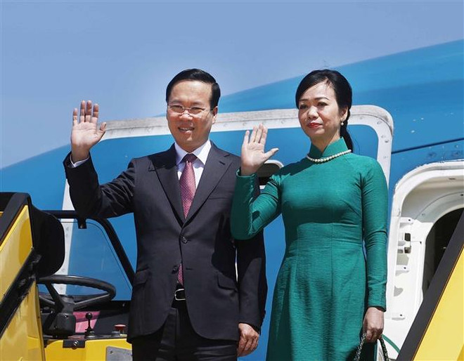Chủ tịch nước Võ Văn Thưởng cùng Phu nhân đến Sân bay Quốc tế Vienna, Thủ đô Vienna, bắt đầu chuyến thăm chính thức Cộng hòa Áo. (Ảnh: Thống Nhất/TTXVN) Chủ tịch nước tới Vienna, bắt đầu thăm chính thức Cộng hòa Áo ảnh 1