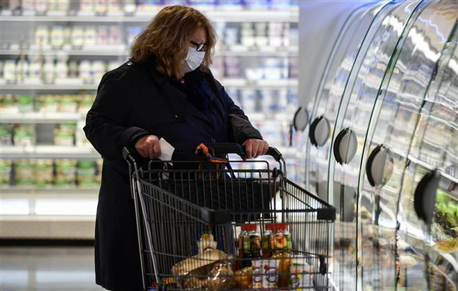 Người dân mua sắm tại siêu thị ở Duesseldorf (Đức). (Ảnh: AFP/TTXVN) Kinh tế Đức có thể suy thoái "sâu hơn dự báo" trong năm 2023 ảnh 1