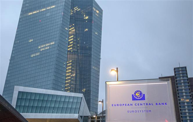 ECB đã tăng lãi suất tổng cộng 2,5 điểm phần trăm kể từ tháng 7/2022. (Ảnh: AFP/TTXVN) Chủ tịch ECB: Phải ngăn đà tăng tiền lương nhằm kiềm chế lạm phát ảnh 1