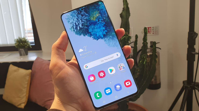 Mẫu Samsung Galaxy S20. (Nguồn: CNBC) Samsung gây tranh cãi khi gửi thông báo bí ẩn tới điện thoại Galaxy ảnh 1