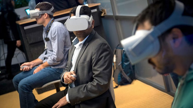 Người tham dự đeo kính thực tế ảo không dây của Oculus VR Inc. ở Hội nghị các nhà phát triển trò chơi điện tử (GDC) tại San Francisco, California, Mỹ. (Nguồn: Getty Images) Thêm sự kiện công nghệ hàng đầu thế giới có nguy cơ hủy vì COVID-19 ảnh 1