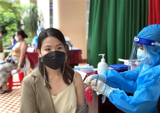 Tiêm vaccine ngừa COVID-19 cho người dân phường Trần Phú, thành phố Quy Nhơn (Bình Định), chiều 28/9/2021. (Ảnh: Nguyên Linh/TTXVN) Bình Định: Quy Nhơn tiêm vaccine phòng COVID-19 diện rộng ảnh 1