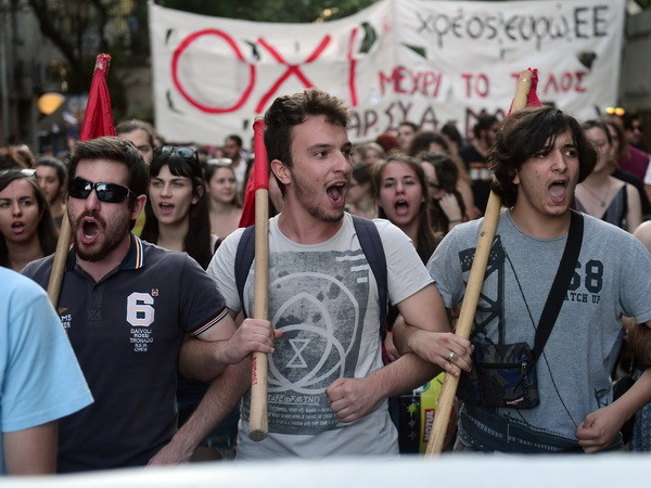 Người dân Hy Lạp chia rẽ sâu sắc về kế hoạch khắc khổ ảnh 1