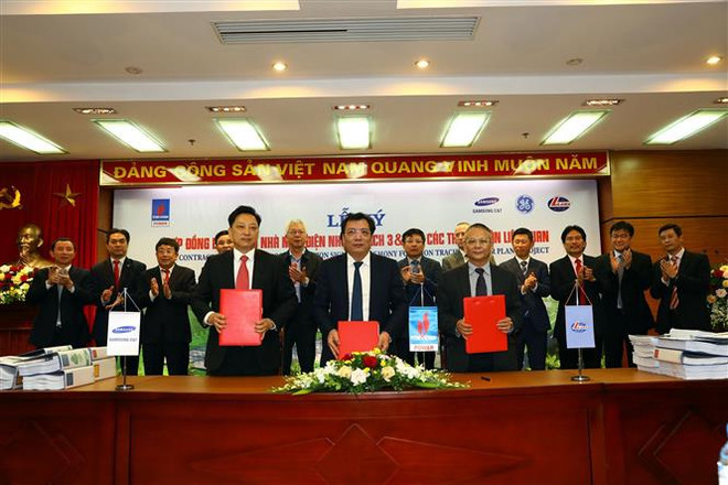 Ký kết hợp đồng EPC giữa PV Power với liên danh nhà thầu Sam Sung C&T và Lilama. (Ảnh: Huy Hùng/TTXVN) Ký kết Hợp đồng EPC Dự án Nhà máy điện Nhơn Trạch 3 và 4 ảnh 1