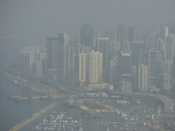 Sương mù dày đặc tại Hong Kong ngày 28/12. (Nguồn: AFP/ TTXVN) Ô nhiễm làm tăng cường độ xuất hiện của các cơn bão ảnh 1