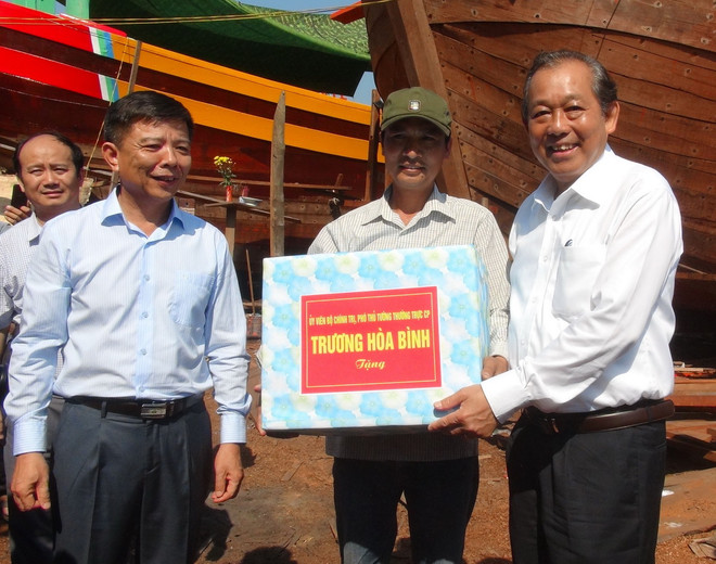 Phó Thủ tướng Trương Hòa Bình thăm hỏi người dân vùng biển Quảng Bình ảnh 1