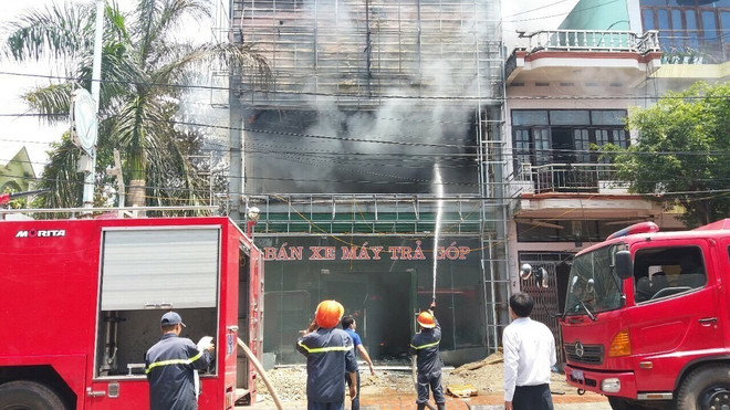 Dập tắt đám cháy lớn tại siêu thị điện máy ở Quảng Ninh ảnh 1