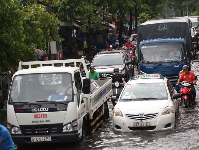 Nhiều tuyến đường ở TP.HCM tê liệt do ngập trong cơn mưa lớn đầu mùa ảnh 1
