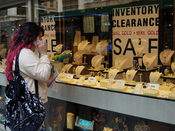 Giá vàng giảm mạnh trong khi thị trường tiền tệ tăng giá ảnh 1