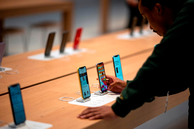 Khách hàng trải nghiệm các sản phẩm của Apple tại cửa hàng ở New York (Mỹ). (Ảnh: AFP/TTXVN) apple 2.jpg