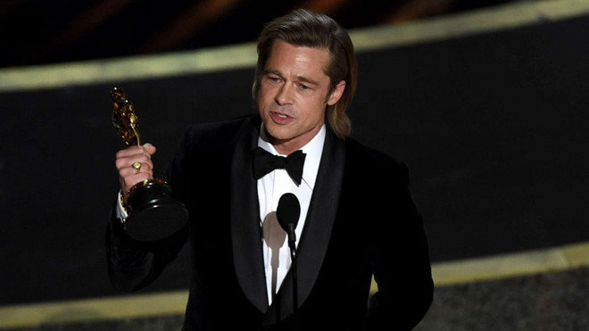 Brad Pitt có được tượng vàng Oscar đầu tiên trong sự nghiệp của mình. (Nguồn: AP) Brad Pitt nói đùa đụng chạm chính trị khi nhận tượng vàng Oscar ảnh 1