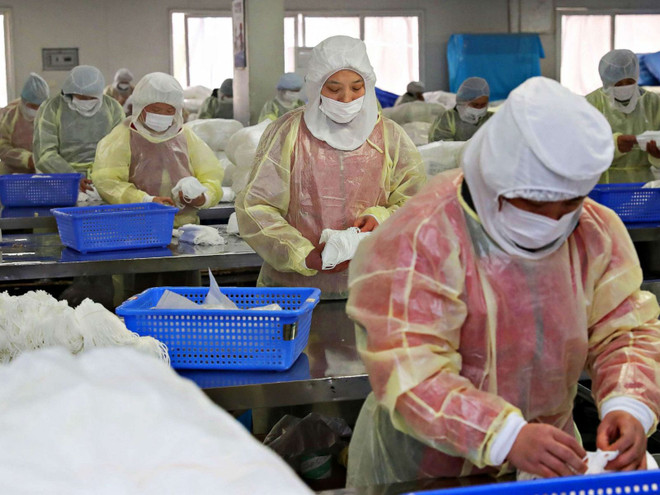Một cơ sở sản xuất khẩu trang ở Trung Quốc. (Nguồn: AFP) Nhiều công ty Trung Quốc hoạt động trở lại dù dịch do nCoV vẫn lây lan ảnh 1