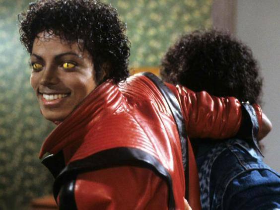 Michael Jackson đóng vai người mèo trong video âm nhạc Thriller năm 1983. Đi tìm album nhạc lớn nhất của năm ở thời điểm bạn sinh ra ảnh 8