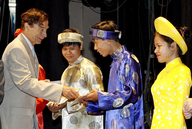 Trao hơn 400 suất học bổng Odon Vallet cho học sinh phía Bắc ảnh 1