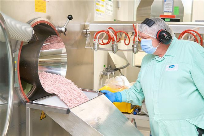 Thuốc Paxlovid điều trị COVID-19 của hãng dược phẩm Pfizer được sản xuất tại Freiburg (Đức), ngày 16/11/2021. (Ảnh: AFP/TTXVN) COVID-19: EMA "bật đèn xanh" cho thuốc điều trị Paxlovid của Pfizer ảnh 1
