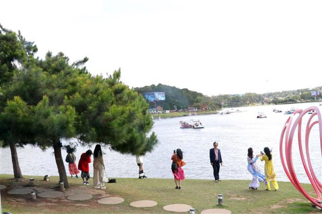 Du khách bên Hồ Xuân Hương, thành phố Đà Lạt (Lâm Đồng). (Ảnh: Quốc Hùng/TTXVN) Liên hoan Phim Việt Nam năm 2023 sẽ diễn ra tại thành phố Đà Lạt ảnh 1