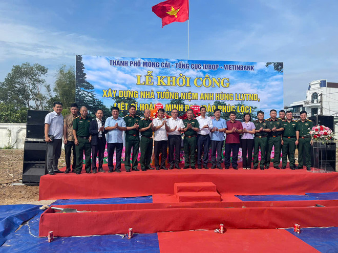 Các đại biểu tại lễ khởi công Nhà lưu niệm mang tên liệt sỹ, Anh hùng lực lượng vũ trang nhân dân Hoàng Minh Đạo. (Ảnh: TTXVN phát) TTXVN_Cacdaibieutailekhoicong.jpg