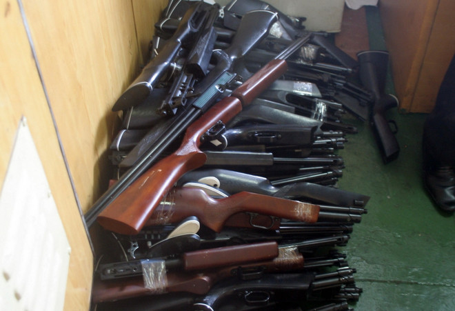 Phát hiện tàu hàng vận chuyển trái phép 45 khẩu súng trường hơi ảnh 1