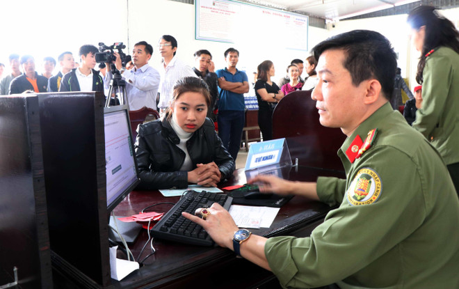 Làm các thủ tục cấp hộ chiếu cho người dân. (Ảnh: Công Tường/TTXVN) Họp Quốc hội: Đề xuất sử dụng hộ chiếu gắn chip điện tử ảnh 1