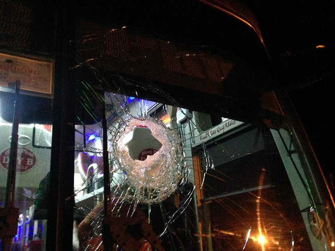 Ném đá xe khách, nam thanh niên 9x lĩnh án 14 tháng tù giam ảnh 1