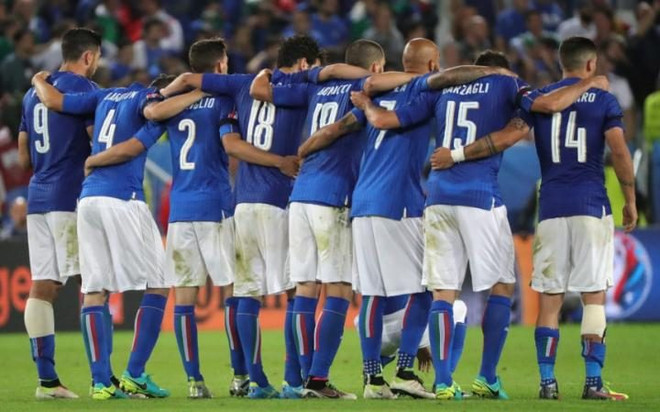 Các cầu thủ Italy thể hiện sự đoàn kết trong loạt đá luân lưu. (Nguồn: Getty) Thất bại trước người Đức chưa phải là dấu chấm hết với Italy ảnh 1