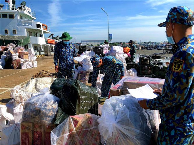 Nhiều phần quà Tết chuẩn bị đến với cán bộ, chiến sỹ nhà giàn DK1 ảnh 1