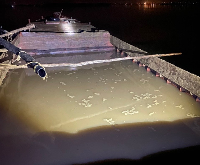 Phát hiện đường dây khai thác cát trái phép trên sông Hồng ảnh 1