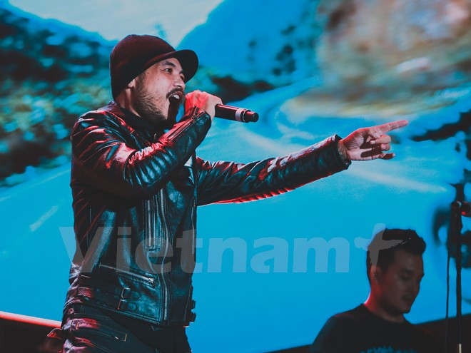 [Video] Trần Lập cực sung trên sân khấu "Đôi bàn tay thắp lửa" ảnh 1