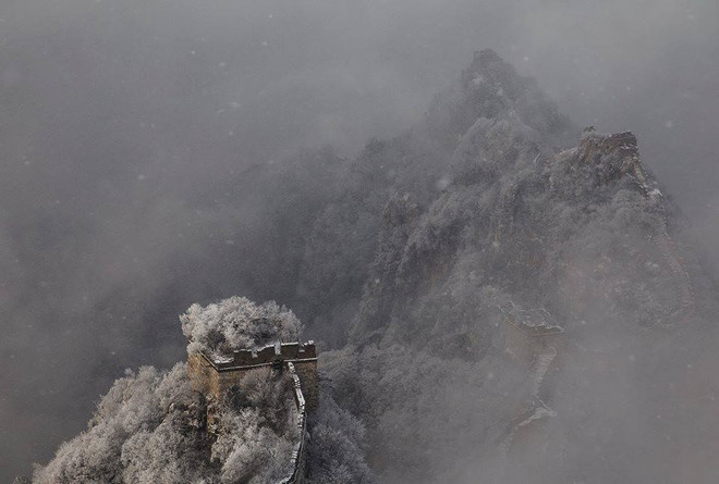 [Photo] Vạn Lý Trường Thành "trắng bạc đầu" do tuyết phủ kín ảnh 2