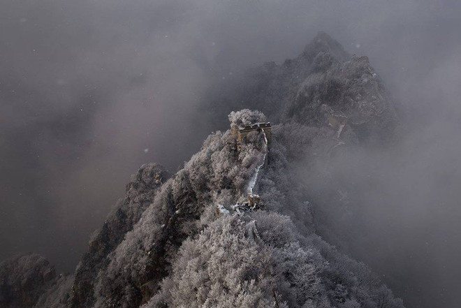 [Photo] Vạn Lý Trường Thành "trắng bạc đầu" do tuyết phủ kín ảnh 4