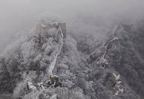 [Photo] Vạn Lý Trường Thành "trắng bạc đầu" do tuyết phủ kín ảnh 1