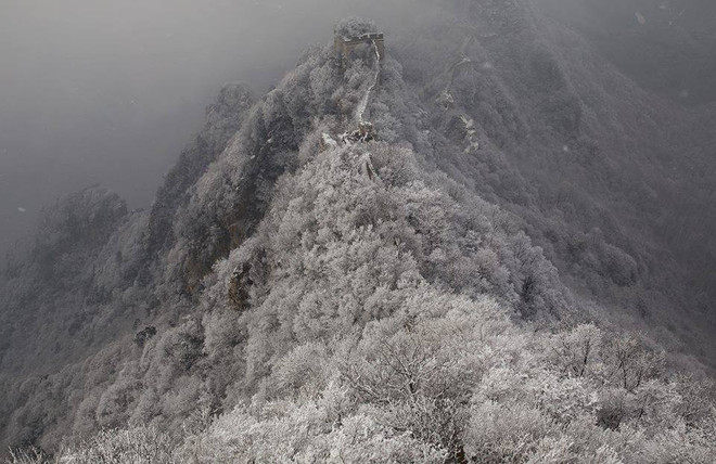 [Photo] Vạn Lý Trường Thành "trắng bạc đầu" do tuyết phủ kín ảnh 3