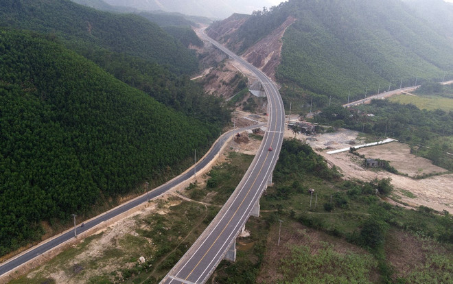 Đường La Sơn-Hòa Liên dài 64,95km, nối tỉnh Thừa Thiên-Huế và thành phố Đà Nẵng. (Ảnh: Quốc Dũng/TTXVN) tai nan_la son-hoa lien 2.jpg