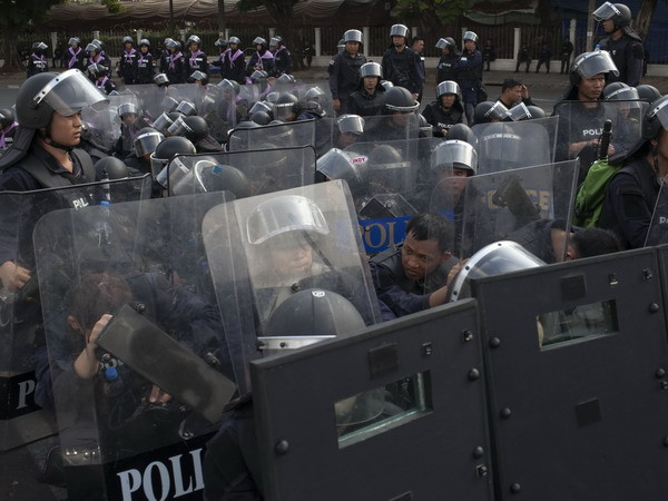 Bộ trưởng Lao động Thái Lan dọa trấn áp người biểu tình ảnh 1