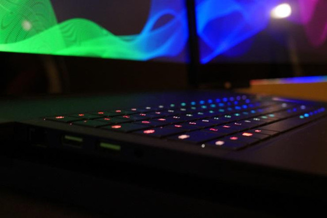 Ngỡ ngàng "siêu laptop" ba màn hình siêu nét 4K của Razer ảnh 3