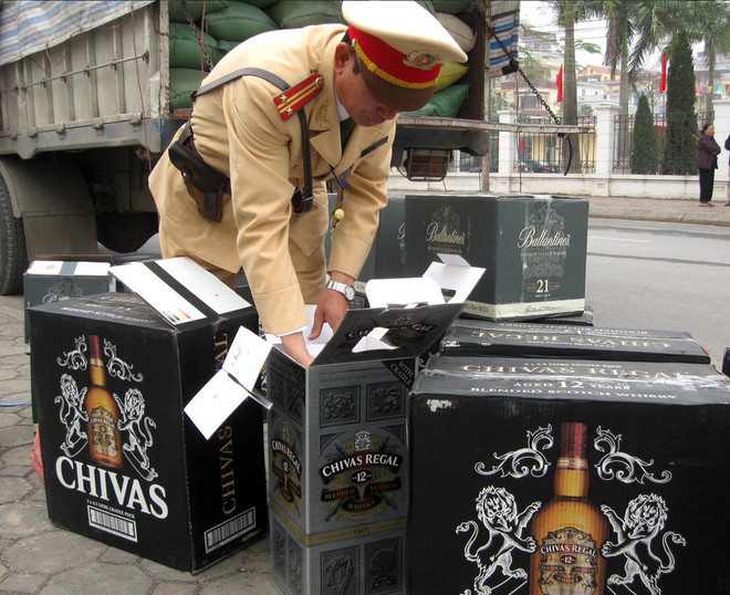 Hà Nội tạm giữ hơn 200 chai rượu ngoại không rõ nguồn gốc ảnh 1