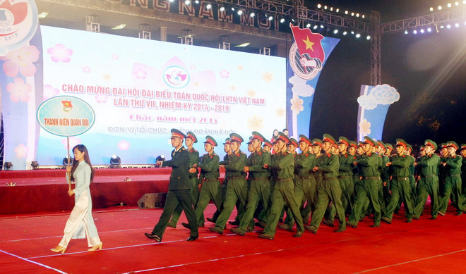 Khối thanh niên quân đội diễu hành qua lễ đài. (Ảnh: Phạm Kiên/TTXVN) Tưng bừng tham gia Lễ hội đường phố của tuổi trẻ Thủ đô ảnh 1