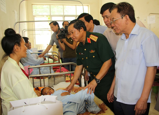 Phó Chủ tịch Quốc hội Đỗ Bá Tỵ thăm hỏi vùng mưa lũ tại Mường La ảnh 1