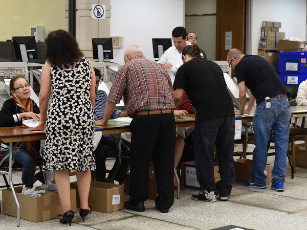 Đa số cử tri nói tiếng Tây Ban Nha ủng hộ ứng cử viên Hillary Clinton ảnh 1