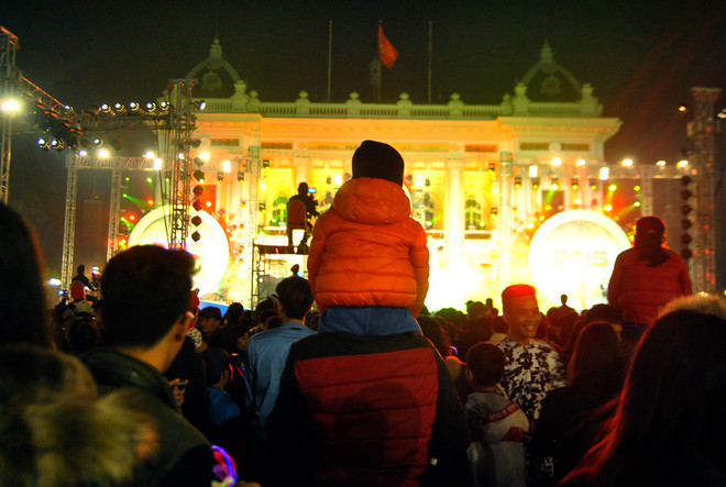 Hàng vạn người dân Hà Nội rạo rực đón chờ năm mới 2015 ảnh 3