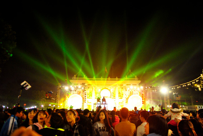 Hàng vạn người dân Hà Nội rạo rực đón chờ năm mới 2015 ảnh 1