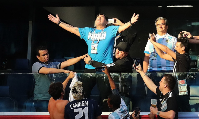 Huyền thoại Maradona được trả 10.000 bảng/trận để dự khán World Cup ảnh 1