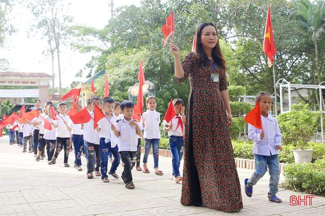 Hơn 260 trường học ở các vùng lũ Hà Tĩnh tổ chức lễ khai giảng muộn ảnh 1