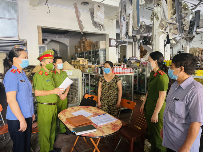 Lực lượng chức năng thi hành Quyết định khởi tố đối với các đối tượng mua bán trái phép hóa đơn. (Nguồn: congluan.vn) Thanh Hóa: Khởi tố 3 đối tượng trong đường dây mua bán hóa đơn ảnh 1
