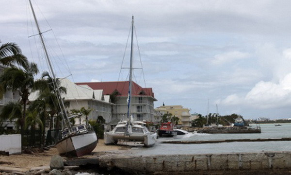 Bão lớn hoành hành, đe dọa các đảo ngoài khơi Đại Tây Dương ảnh 1