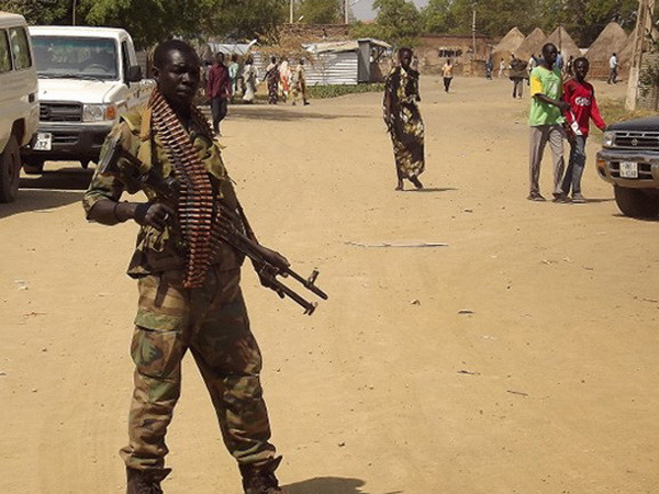 Một binh sỹ quân đội Nam Sudan đứng gác ở Malakal, ngày 31/12/2013. (Nguồn: AFP) Nam Sudan: Xung đột bùng phát tại bang sản xuất dầu mỏ ảnh 1