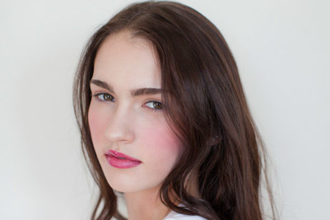 Vì sao nên tự thưởng cho mình một thỏi son kem dịp năm mới? ảnh 7