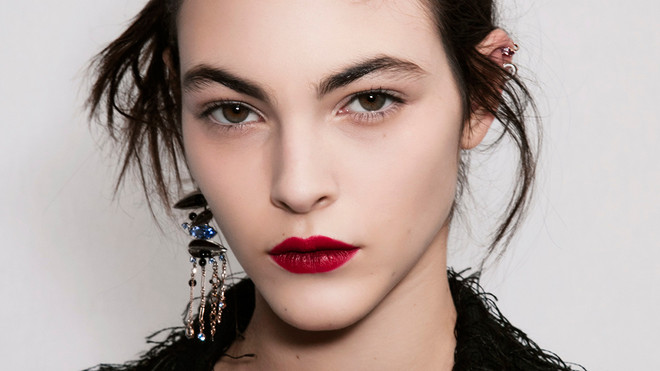 Vì sao nên tự thưởng cho mình một thỏi son kem dịp năm mới? ảnh 4