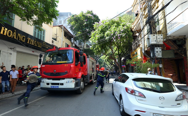 Dập tắt vụ cháy nhà hàng Trúc Lâm Trai trên phố Lê Ngọc Hân ảnh 2